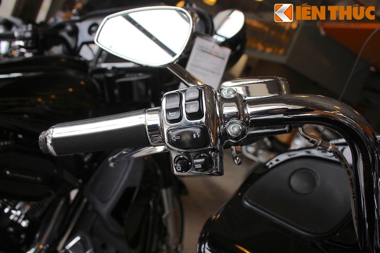 Harley Road Glide Ultra CVO gia gan 2 ty tai Viet Nam-Hinh-9